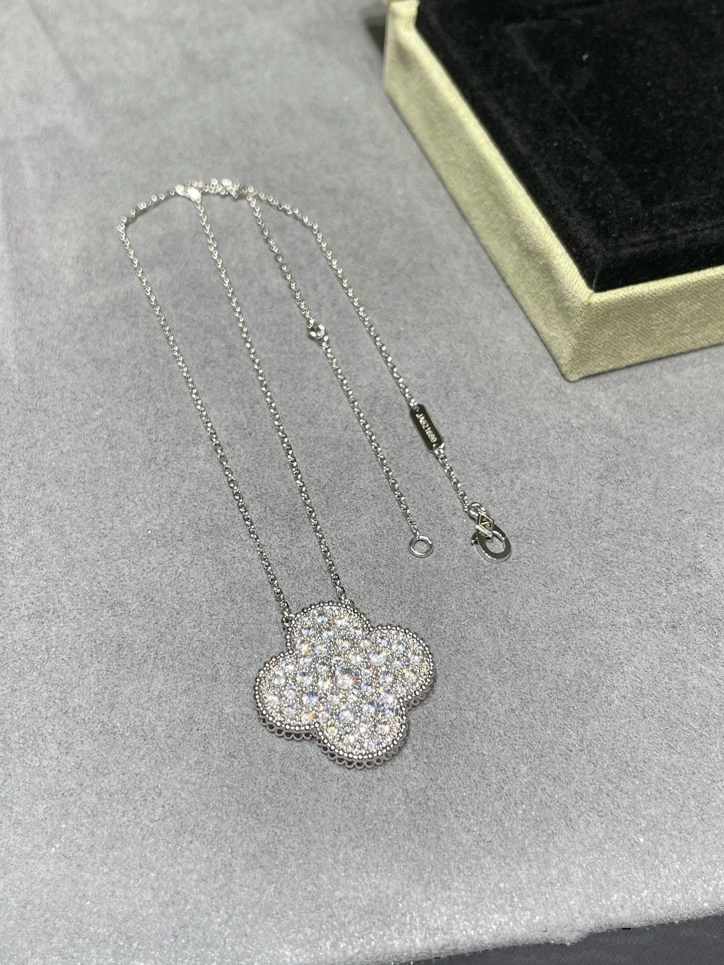 [Love Lucky]CLOVER 25MM LARGE PENDANT DIAMOND PAVED SILVER NECKLACE