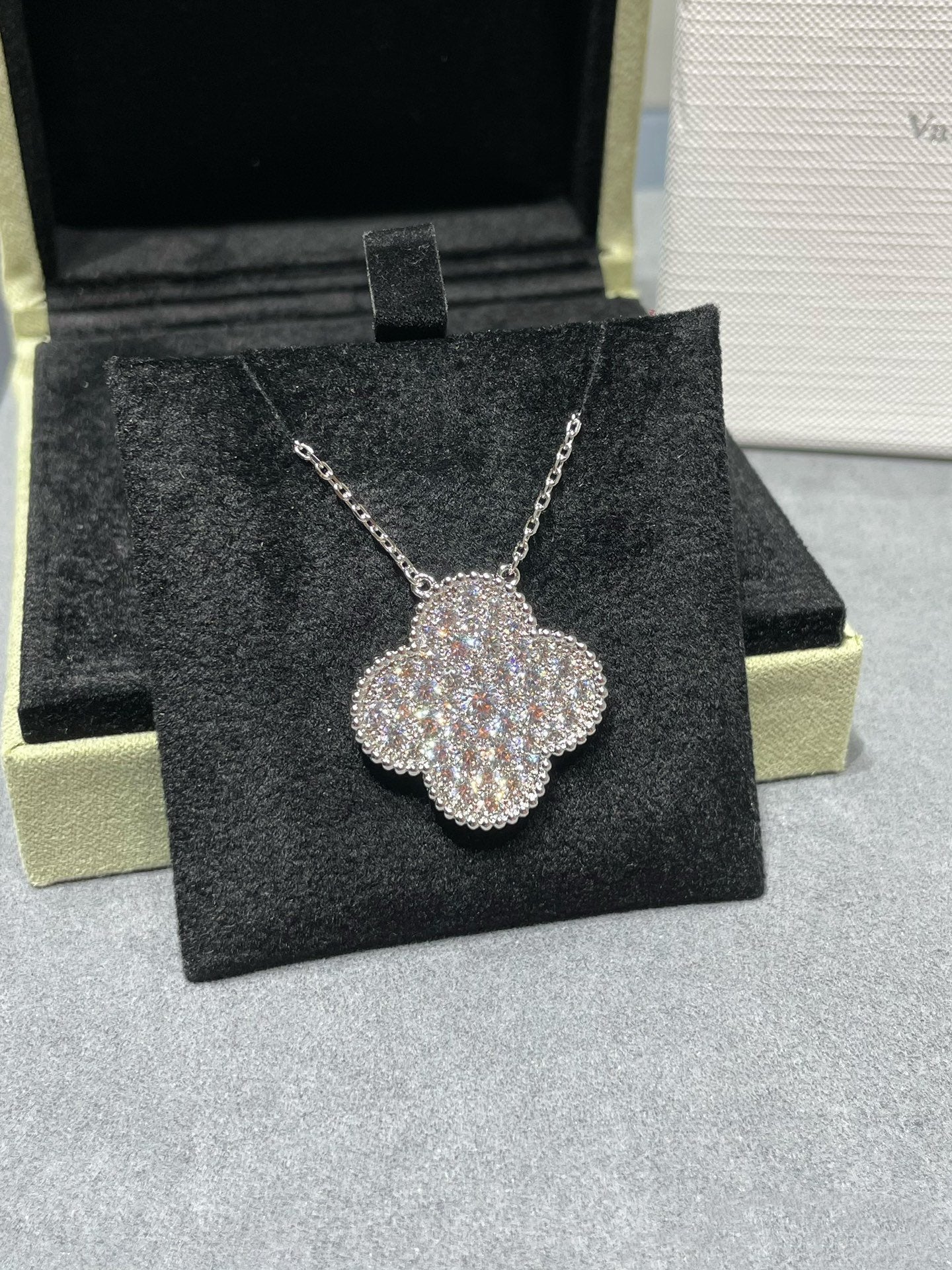 [Love Lucky]CLOVER 25MM LARGE PENDANT DIAMOND PAVED SILVER NECKLACE