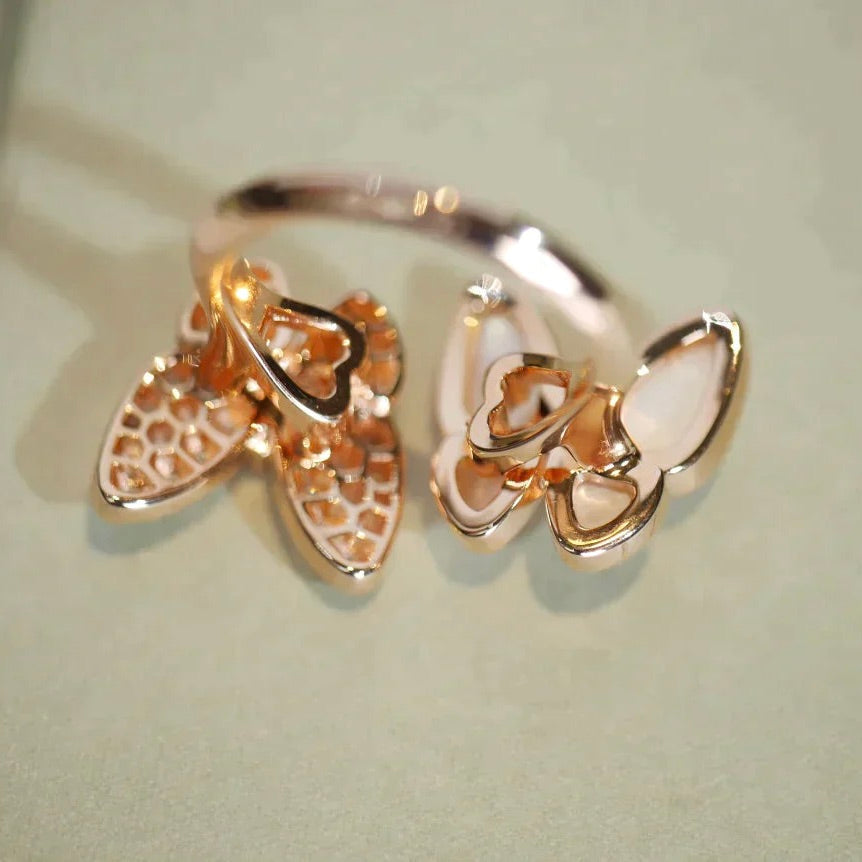 {
  "Love Lucky": "Love Lucky",
  "TWIN BUTTERFLY DIAMOND MOP RING": "雙蝶鑽石珍珠母貝戒指"
}