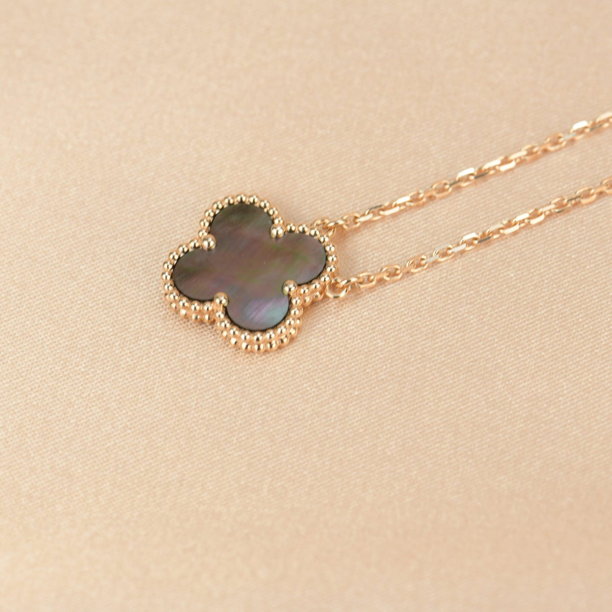 [Love Lucky]COLLAR DE NÁCAR GRIS CLOVER 15MM