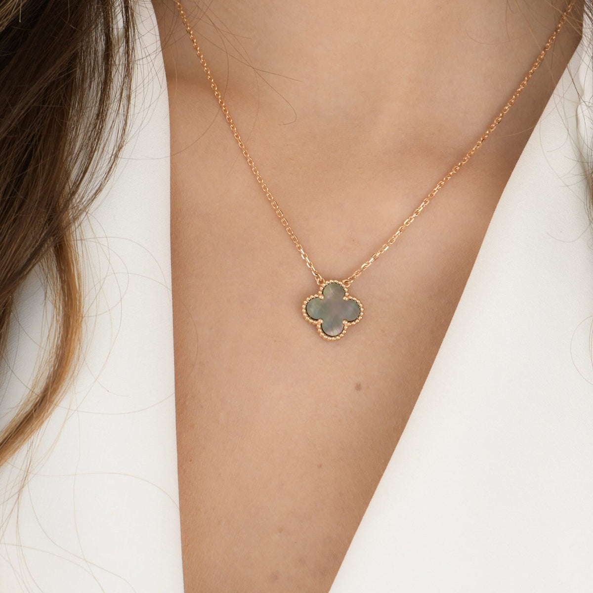[Love Lucky]COLLAR DE NÁCAR GRIS CLOVER 15MM
