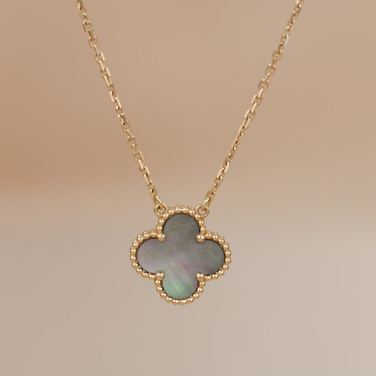 [Love Lucky]COLLAR DE NÁCAR GRIS CLOVER 15MM