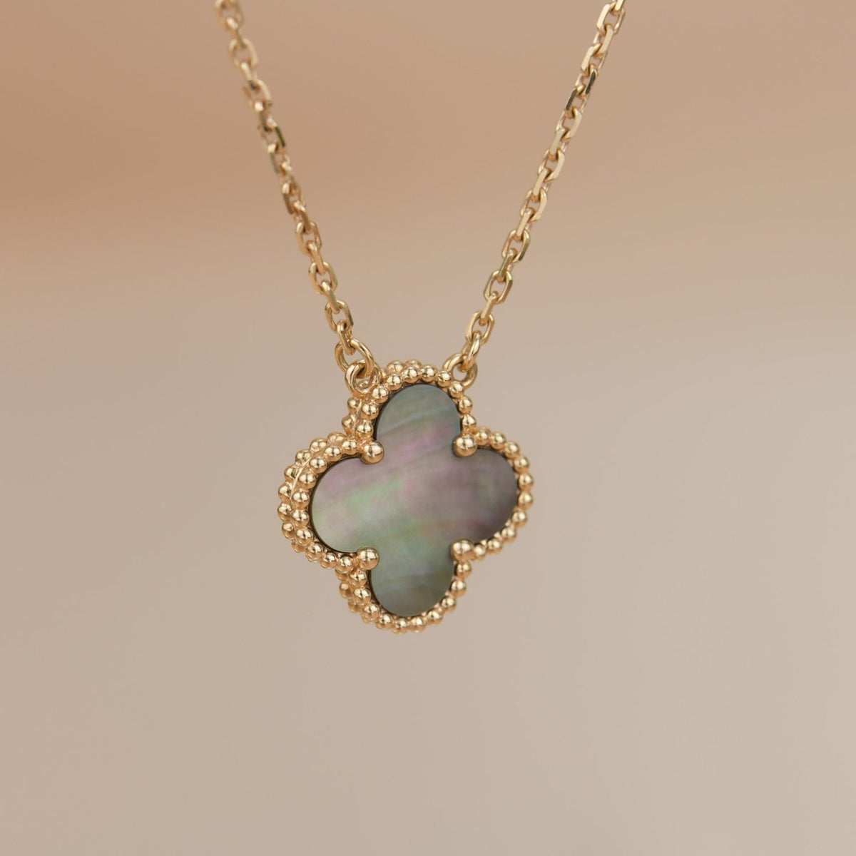 [Love Lucky]COLLAR DE NÁCAR GRIS CLOVER 15MM