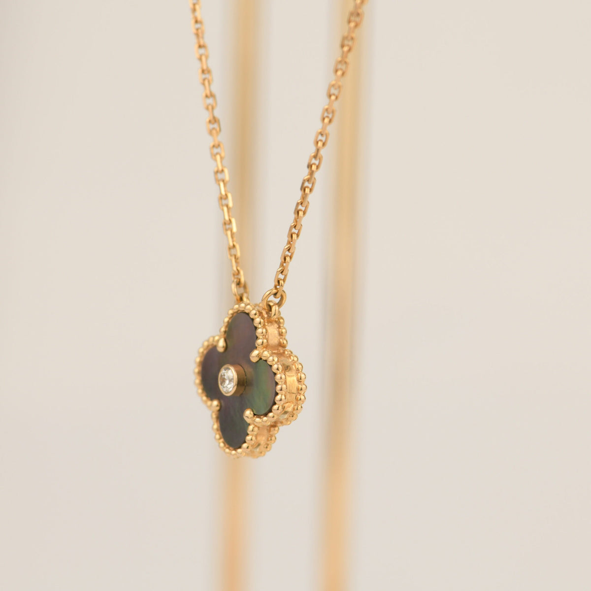 [Love Lucky] COLLAR CLOVER 15MM DE DIAMANTE Y NÁCAR GRIS