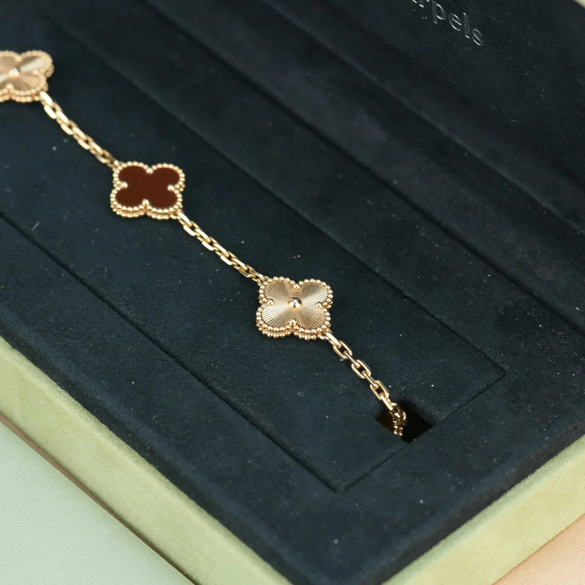 [Love Lucky] CLOVER 5 MOTIF RED CORNELIAN BRACELET COLLECTION