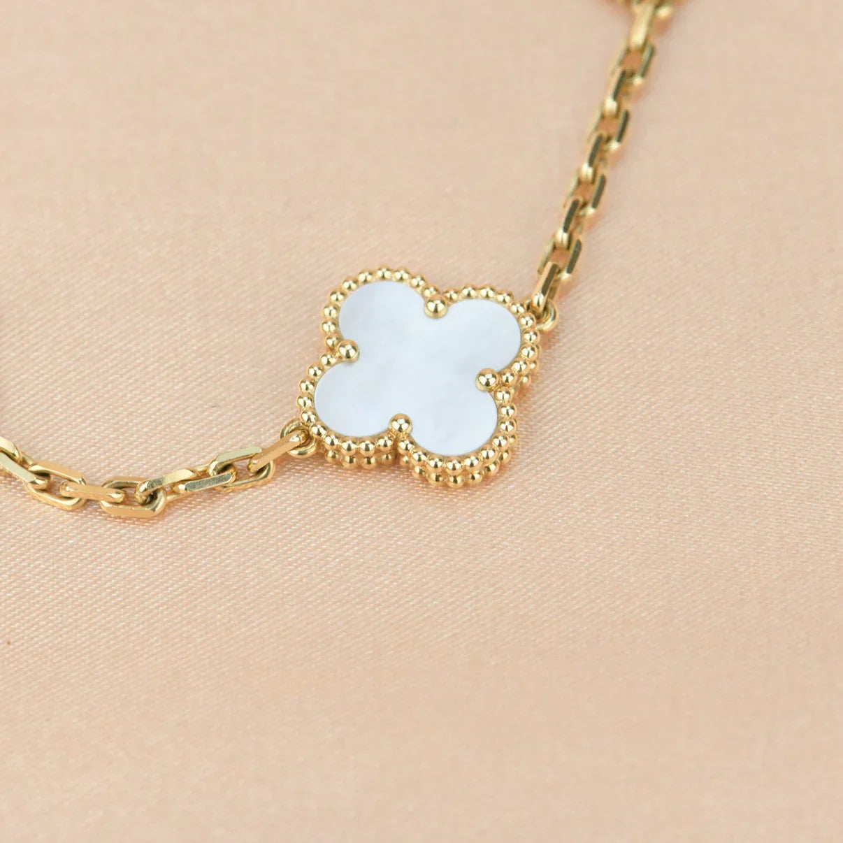 [Love Lucky]CLOVER WHITE PEARL MOP 5 MOTIF BRACELET COLLECTION