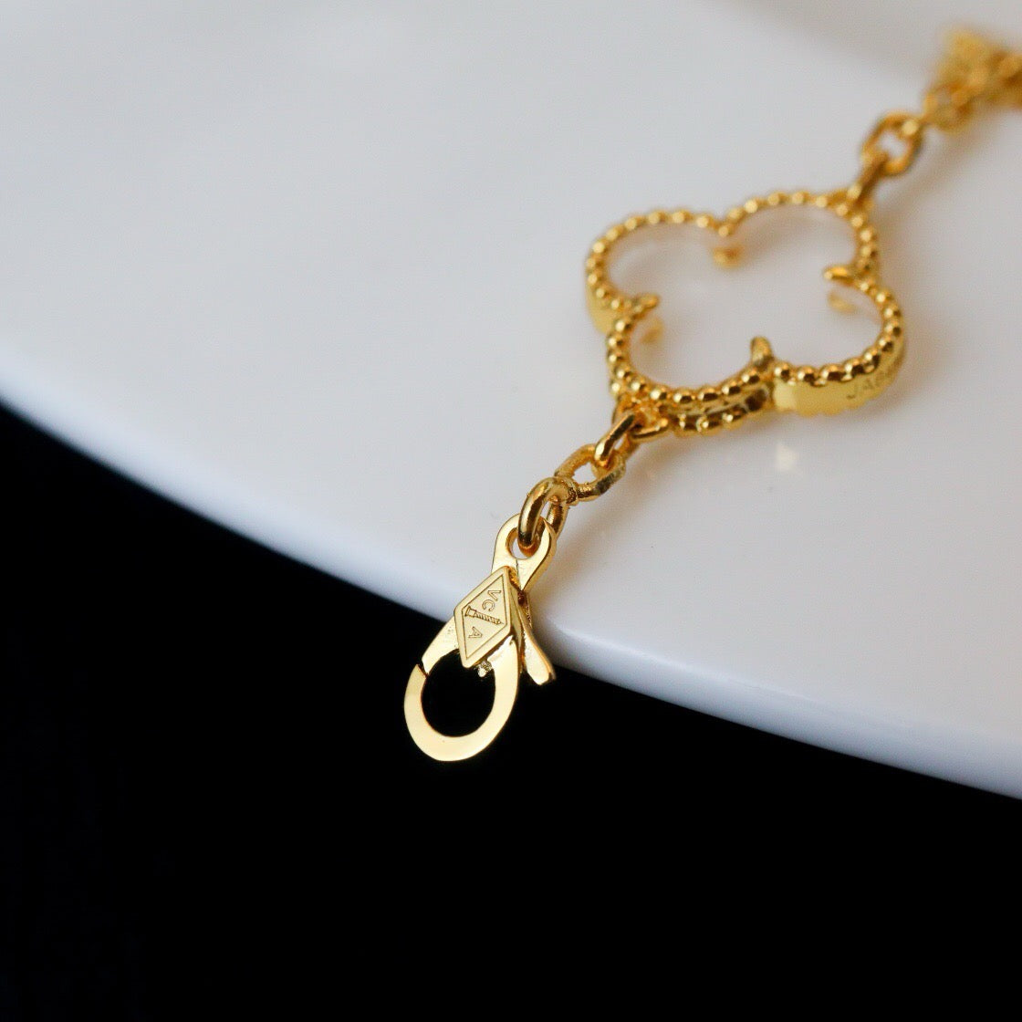 [Love Lucky] Armband aus Bergkristall mit Kleeblatt-Motiv und 5 Roségold