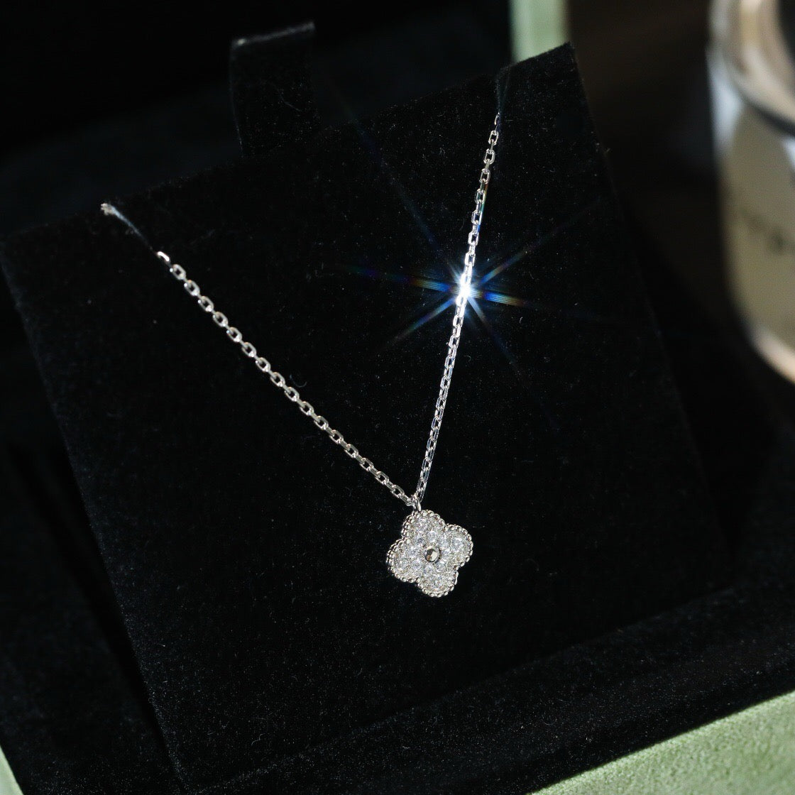 [Love Lucky]COLLAR CON COLGANTE CLOVER MINI DE 9.5 MM CON DIAMANTE