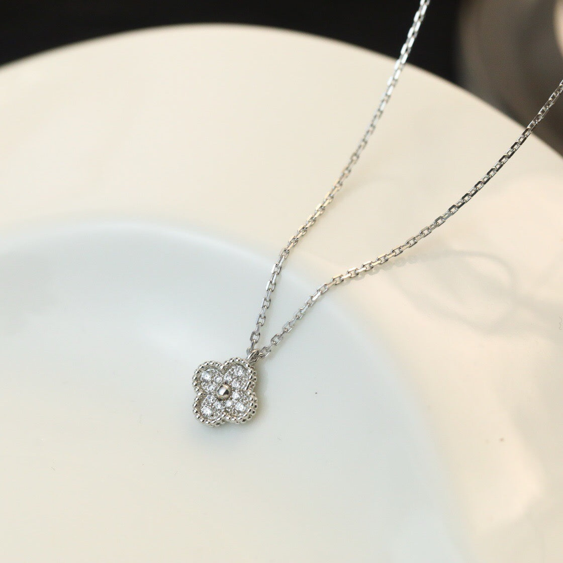 [Love Lucky]COLLAR CON COLGANTE CLOVER MINI DE 9.5 MM CON DIAMANTE