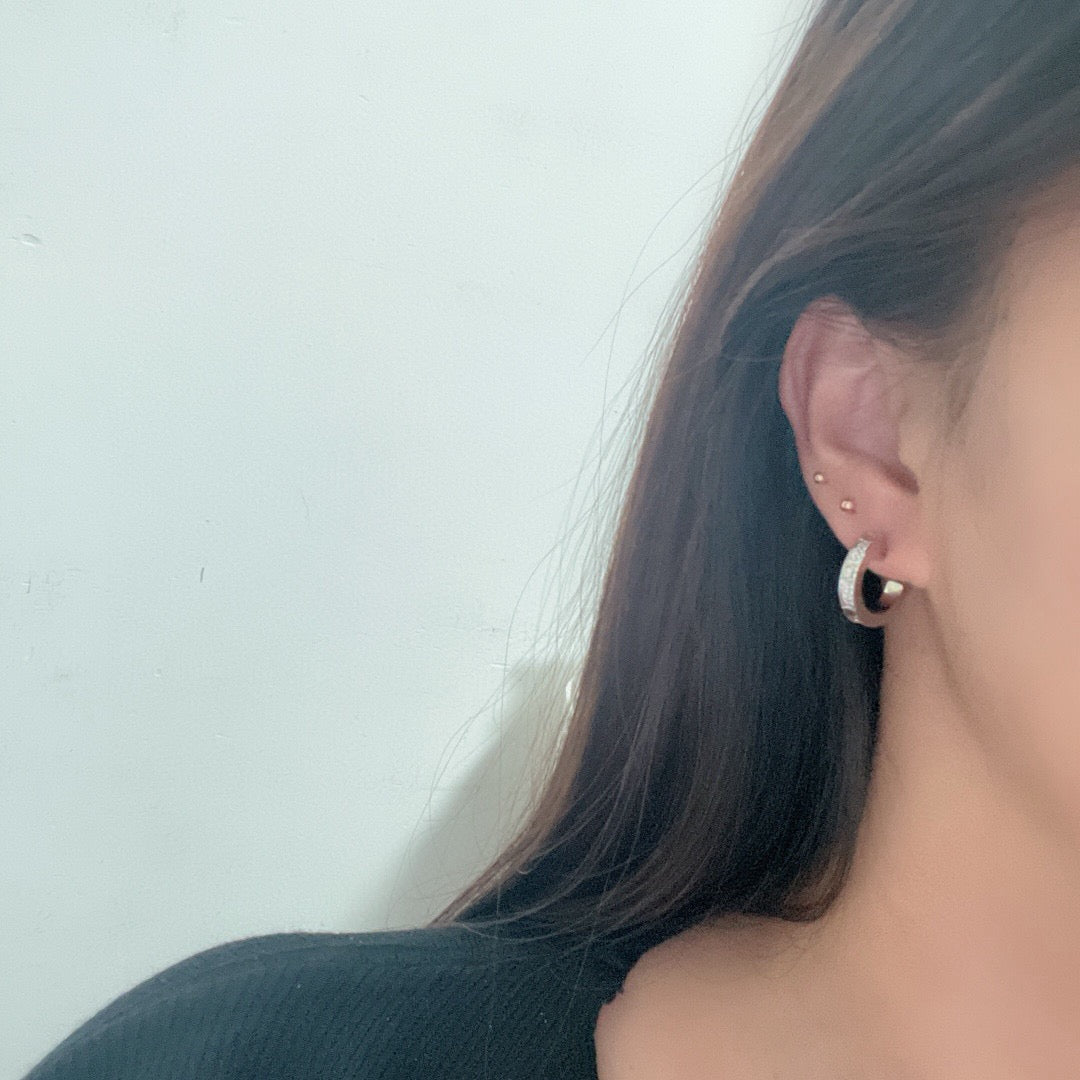 [Love Lucky]LOVE 5.5MM DIAMOND PAVED EARRINGS