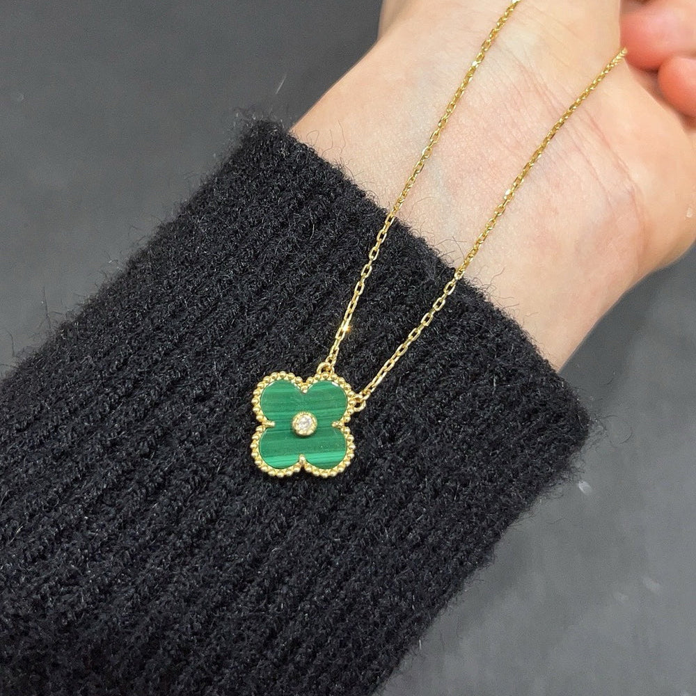 {"Love Lucky": "COLLIER TRÈFLE 15MM DIAMANT TURQUOISE"}
