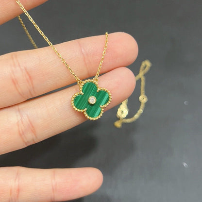 {"Love Lucky": "COLLIER TRÈFLE 15MM DIAMANT TURQUOISE"}