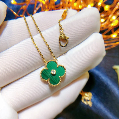 {"Love Lucky": "COLLIER TRÈFLE 15MM DIAMANT TURQUOISE"}
