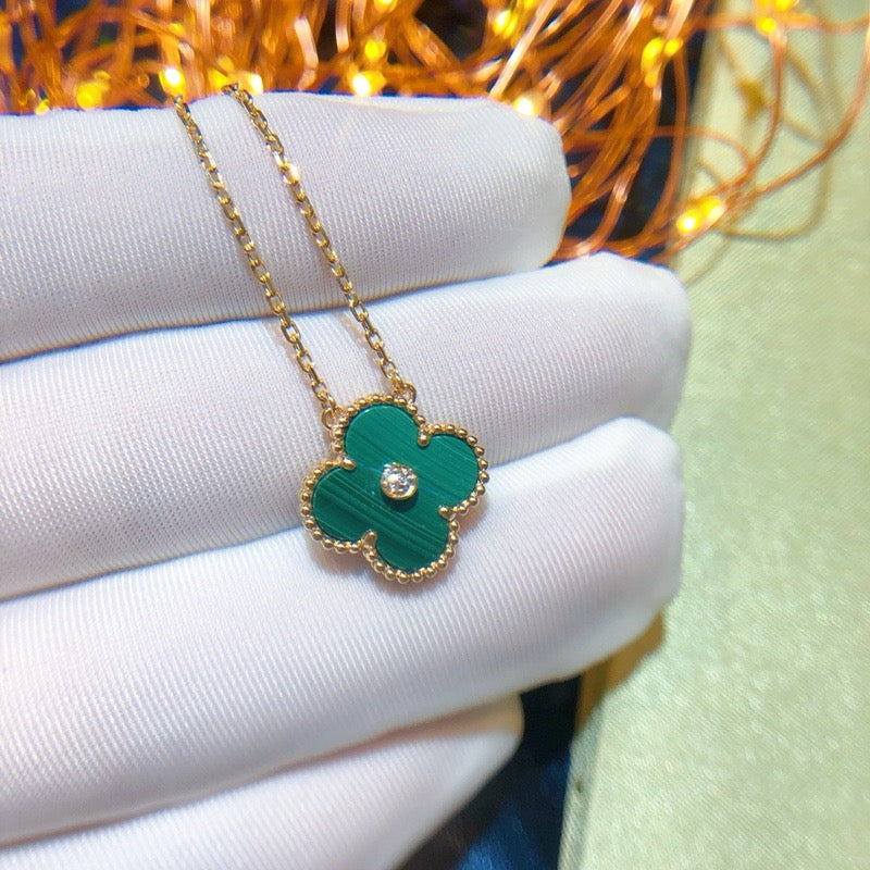 {"Love Lucky": "COLLIER TRÈFLE 15MM DIAMANT TURQUOISE"}
