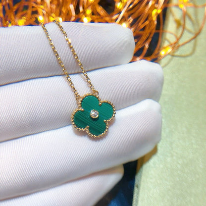 {"Love Lucky": "COLLIER TRÈFLE 15MM DIAMANT TURQUOISE"}