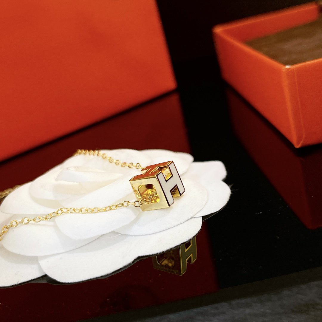 [Love Lucky]H COLLAR CUADRADO BLANCO DORADO
