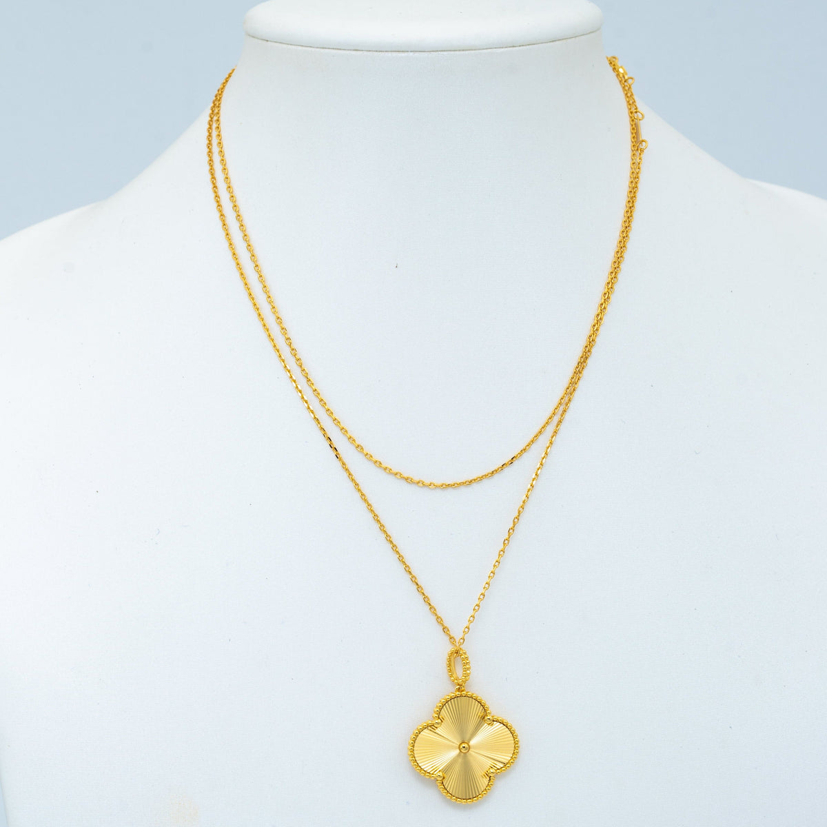 {
"Love Lucky": "Love Lucky",
"CLOVER 25MM PEDANT NECKLACE GOLD": "COLLAR CON COLGANTE DE TRÉBOL DE 25 MM DORADO"
}
