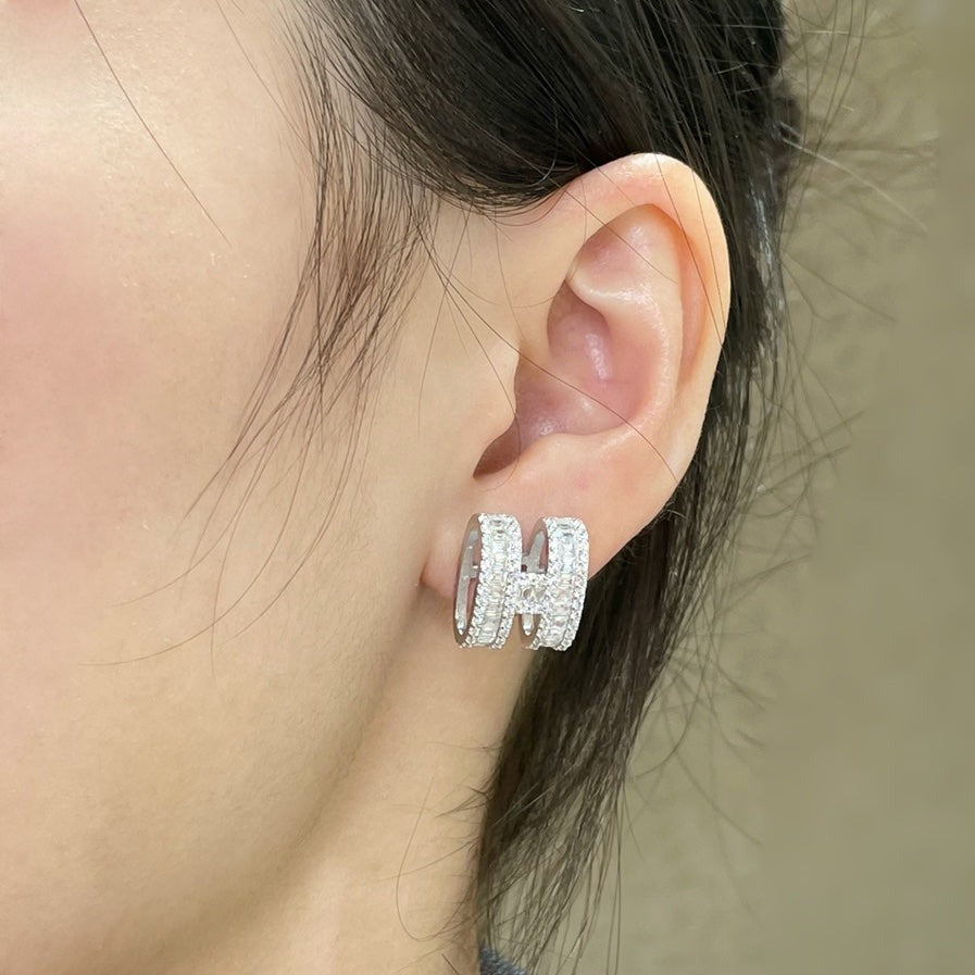 [Love Lucky]H STUD EARRINGS WITH SILVER DIAMONDS