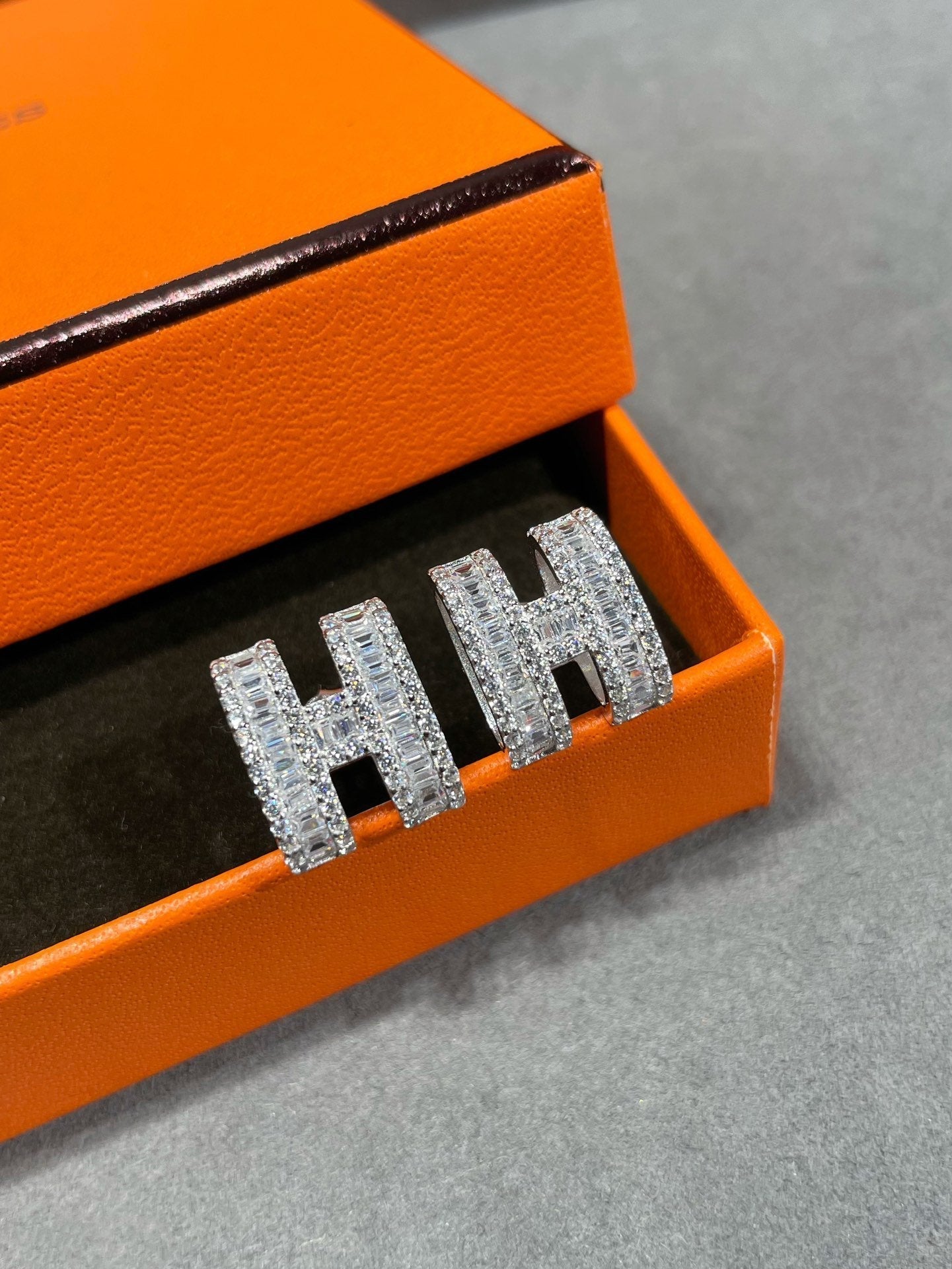 [Love Lucky]H STUD EARRINGS WITH SILVER DIAMONDS