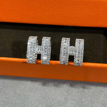 [Love Lucky]H STUD EARRINGS WITH SILVER DIAMONDS