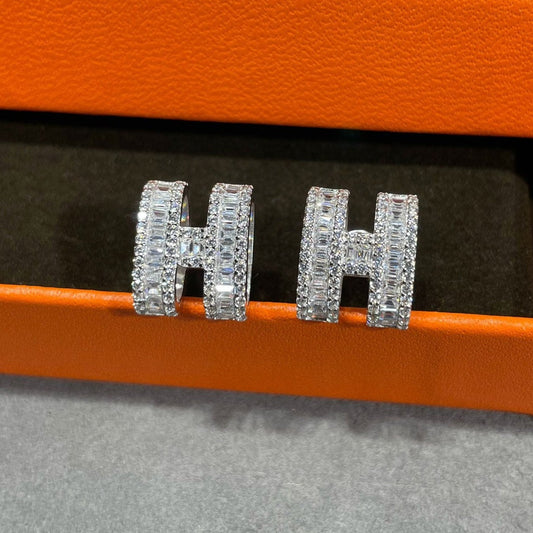 [Love Lucky]H STUD EARRINGS WITH SILVER DIAMONDS