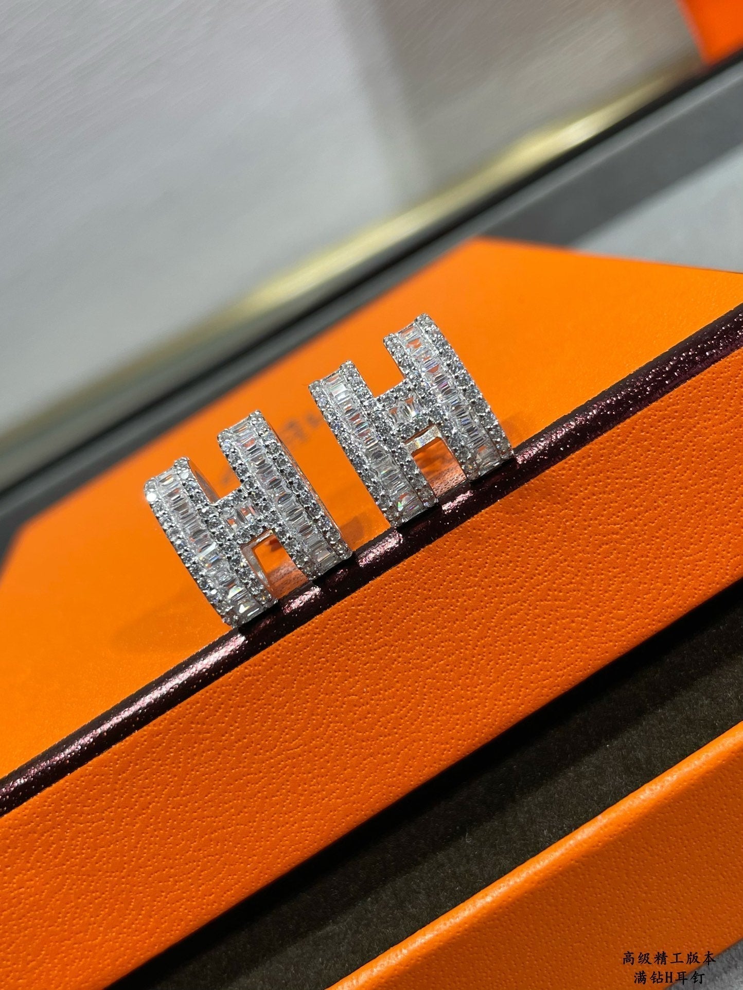 [Love Lucky]H STUD EARRINGS WITH SILVER DIAMONDS