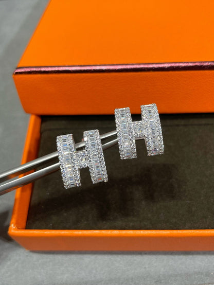 [Love Lucky]H STUD EARRINGS WITH SILVER DIAMONDS