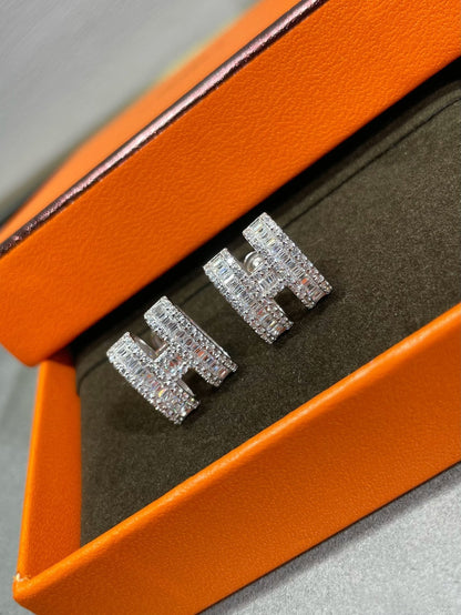 [Love Lucky]H STUD EARRINGS WITH SILVER DIAMONDS