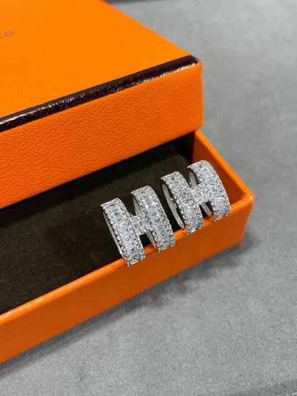 [Love Lucky]H STUD EARRINGS WITH SILVER DIAMONDS
