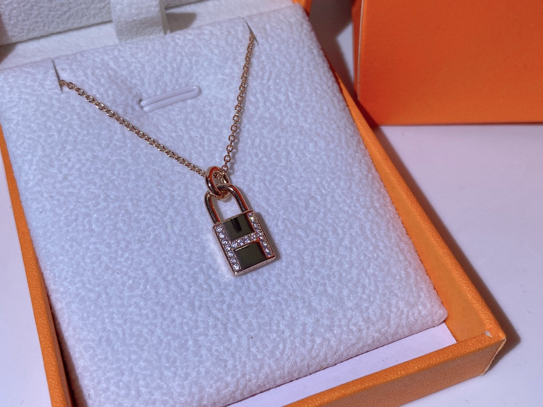 [Love Lucky]COLLIER À FERMOIR NICHE AVANCÉ HM AVEC DIAMANTS