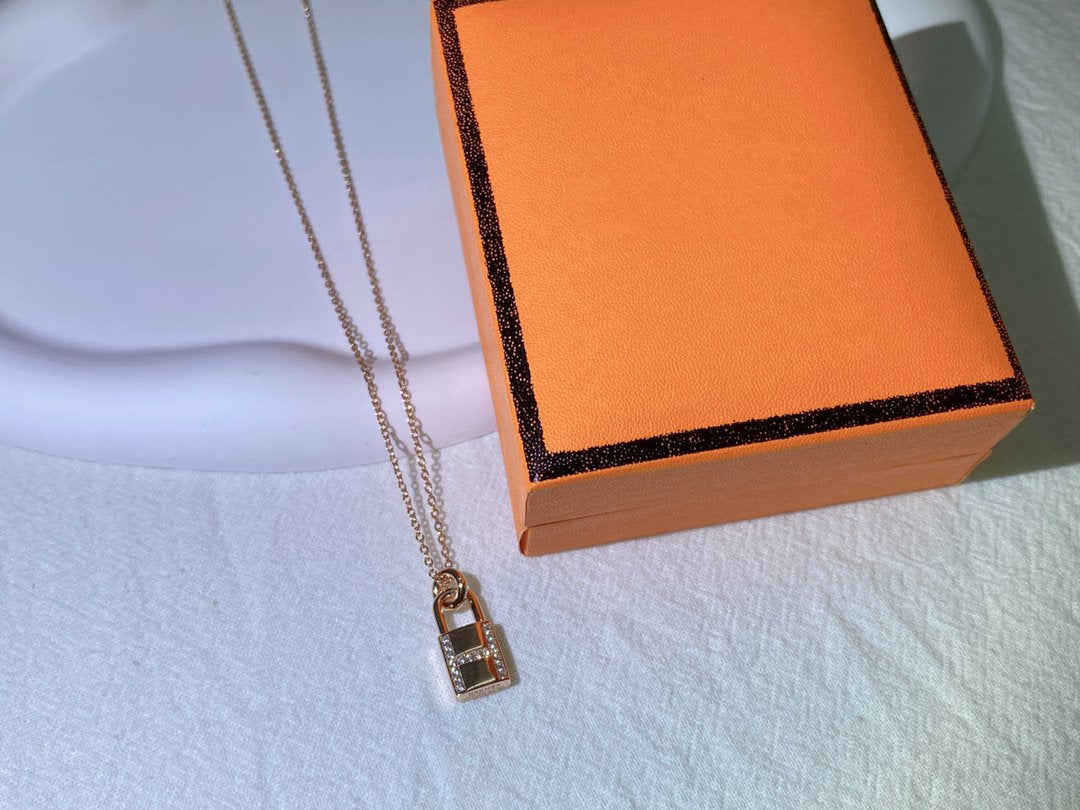 [Love Lucky]COLLIER À FERMOIR NICHE AVANCÉ HM AVEC DIAMANTS