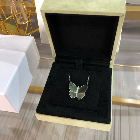 [Love Lucky] COLLAR CON COLGANTE DE PLATA CON UNA MARIPOSA GRANDE Y DIAMANTES