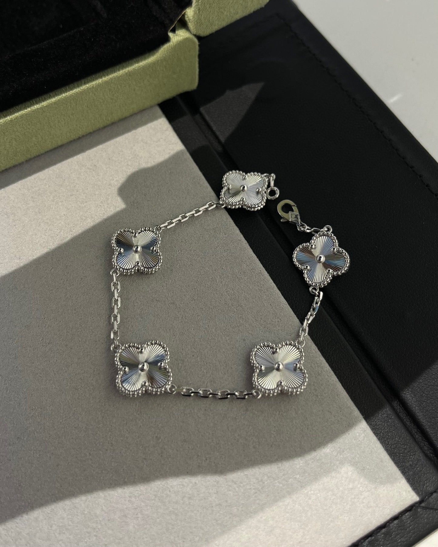 [Love Lucky] CLOVER 5 MOTIF LASER BRACELET COLLECTION