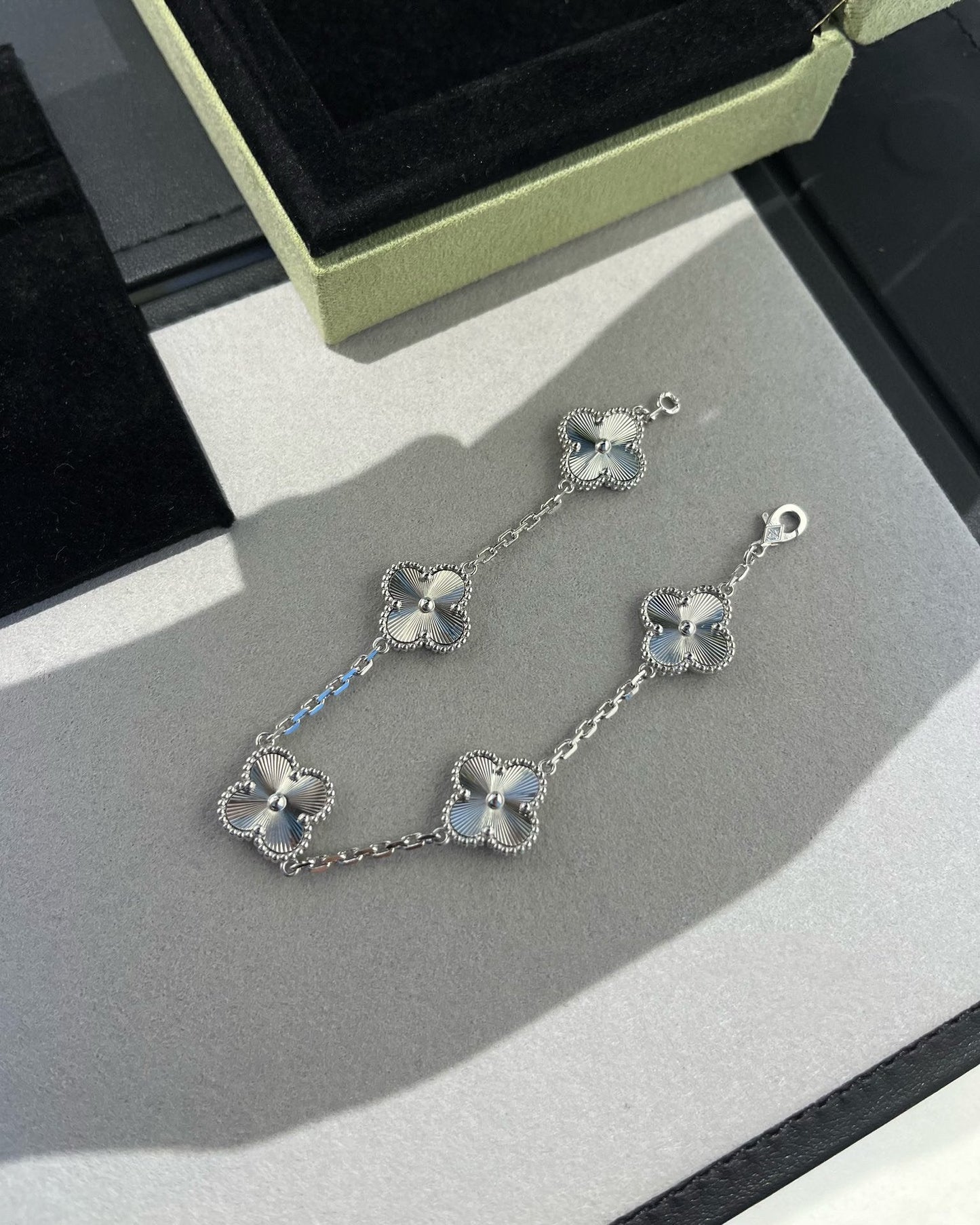 [Love Lucky] CLOVER 5 MOTIF LASER BRACELET COLLECTION